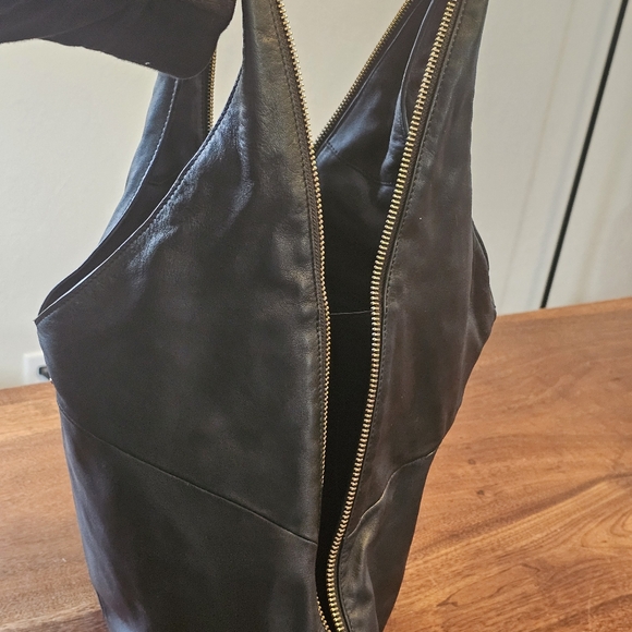 Pour la Victoire Large Hobo Nouveau Shoulder Bag Black With Zippers Inside Navy - Picture 8 of 16